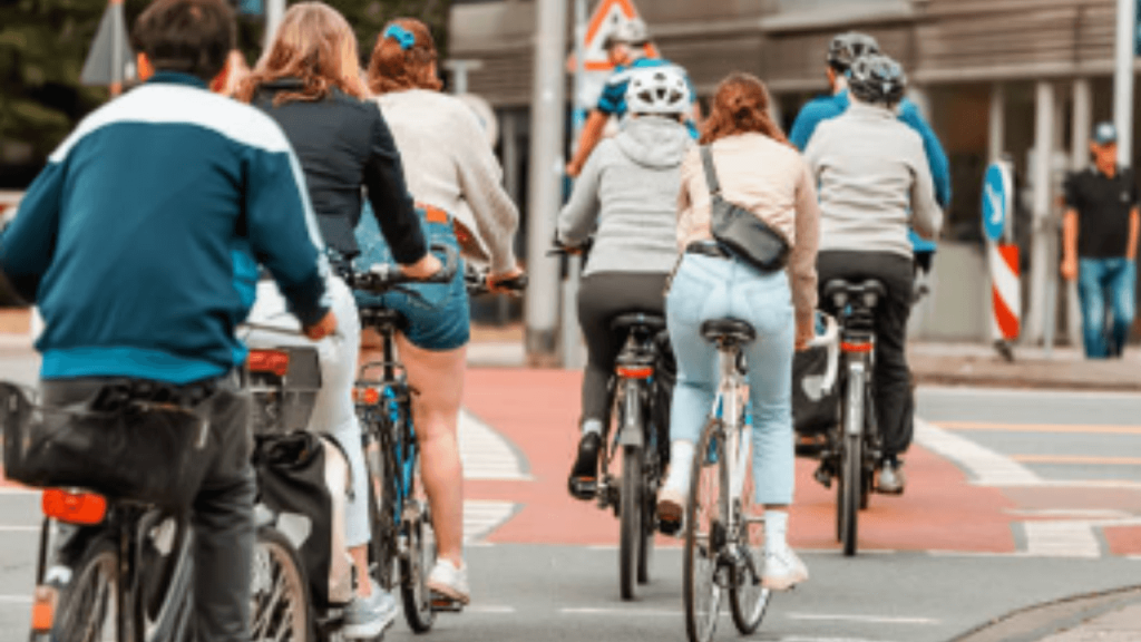 Techniques for reducing exposure to outdoor air pollution-Choosing low-pollution travel options like cycling to work